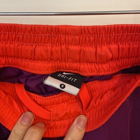 Lightly used Nike woman shorts size small - Picture 4 of 4